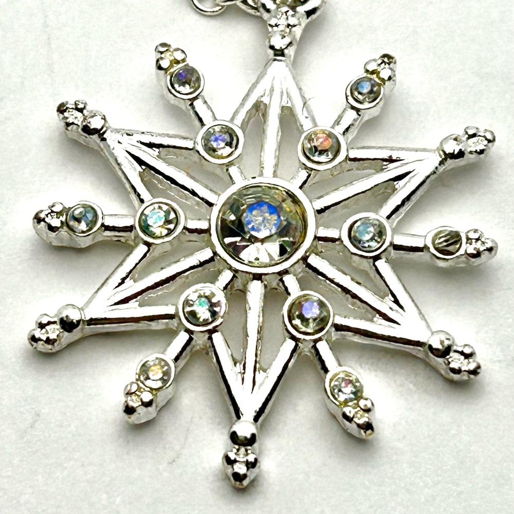 Snowflake Pendant Necklace NWT- silver toned
